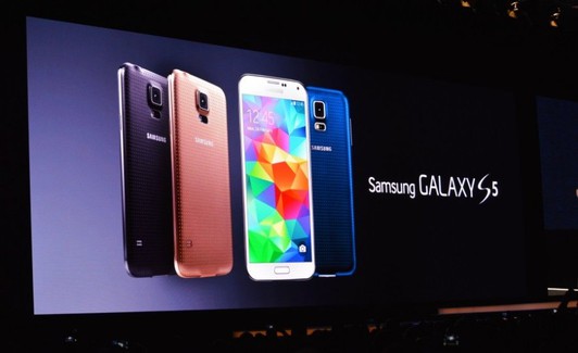 Samsung planea reducir la producción de teléfonos inteligentes GALAXY S5