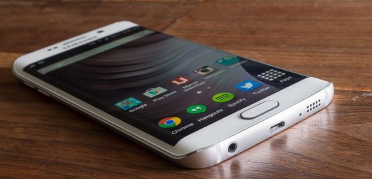 El nuevo buque insignia Samsung Galaxy S6 edge plus se venderá en Rusia al precio de 54990 rublos